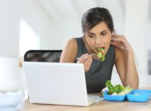 Ini Dia 6 Alasan Nggak Boleh Makan di Meja Kerja