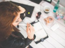 woman-hand-desk-office