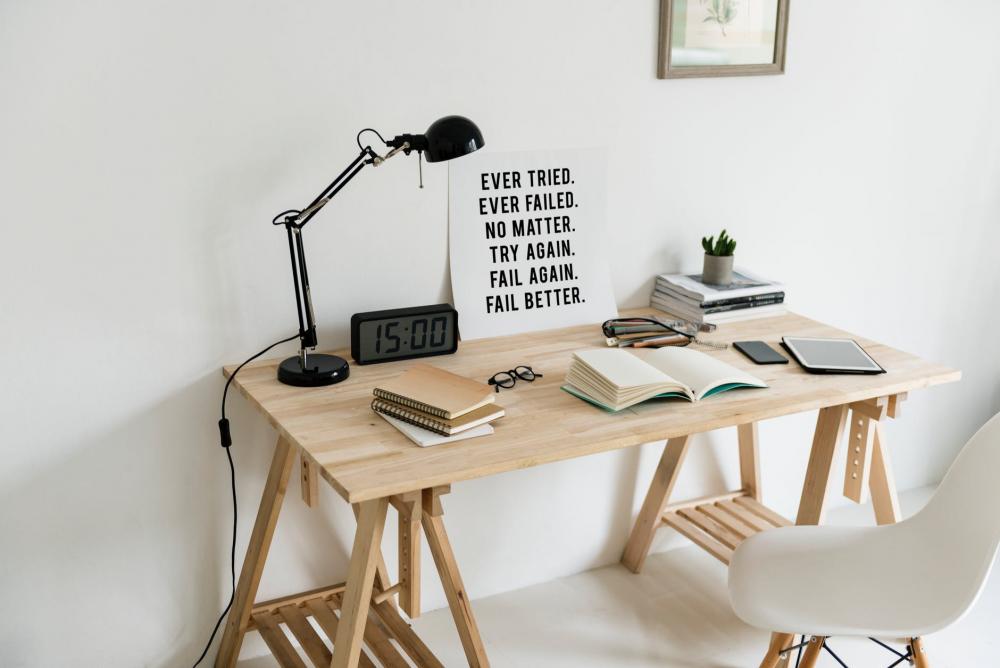 10 Inspirasi Mini Dekor Meja  Kantor untuk Menambah 