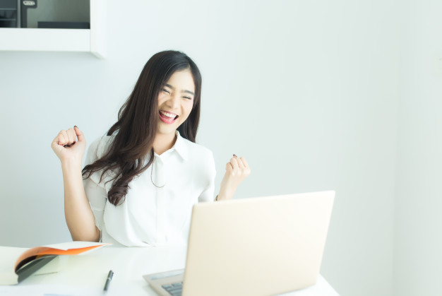 happy-young-asian-business-woman-finished-her-work_34168-428